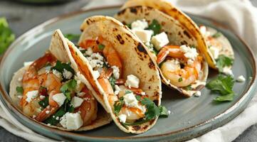 piatto di gamberetto tacos con feta formaggio e coriandolo foto