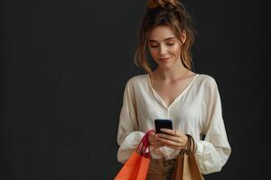 asiatico donna Tenere shopping borse e guardare a sua Telefono foto