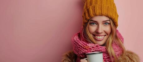 donna indossare cappello e sciarpa Tenere tazza di caffè foto
