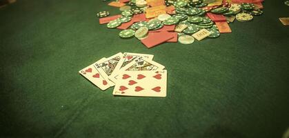 caotico scena di poker gioco con sparpagliato patatine fritte su tavolo suggerendo a alto la posta in gioco foto