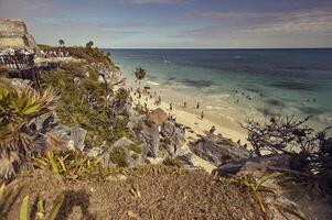 il tulum spiaggia pieno di turisti foto