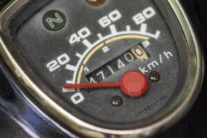 odometro di un' Vintage ▾ motociclo 2 foto