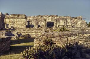 vista frontale di un edificio maya foto