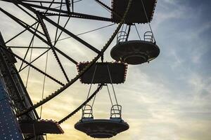 Ferris ruota luna park tramonto foto