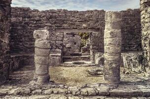 colonne delle rovine maya di tulum foto