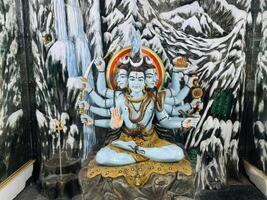 il statua di signore shiva seduta foto