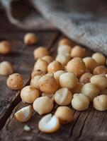 macadamia noccioline su rustico legna foto