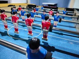 colorato Foosball tavolo figure pronto per azione nel un' accogliente interno ambientazione foto