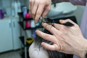 vicino su di un' persona taglio capelli foto