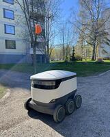 autonomo consegna robot su marciapiede nel Residenziale la zona consegna pacchi. foto
