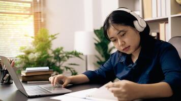 in linea accademia, alunno e donna condotta ricerca su loro laptop, persone opera su desktop nel ufficio. giovane persona utilizza tecnologia e cyberspazio per studiando, preparazione per Università esame. foto