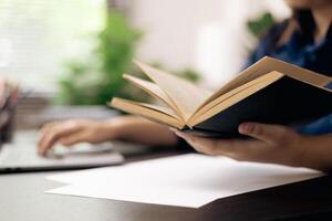 in linea accademia, alunno e donna condotta ricerca su loro laptop, persone opera su desktop nel ufficio. giovane persona utilizza tecnologia e cyberspazio per studiando, preparazione per Università esame. foto