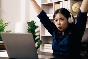 contento alunno, studiando per mba esame, prende vantaggio di distanza apprendimento per assistere scuola a partire dal casa, equilibratura formazione e classe. donna studi libro e ricerca per in linea accademia utilizzando il computer portatile. foto