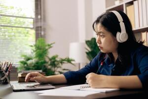 in linea accademia, alunno e donna condotta ricerca su loro laptop, persone opera su desktop nel ufficio. giovane persona utilizza tecnologia e cyberspazio per studiando, preparazione per Università esame. foto