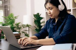 in linea accademia, alunno e donna condotta ricerca su loro laptop, persone opera su desktop nel ufficio. giovane persona utilizza tecnologia e cyberspazio per studiando, preparazione per Università esame. foto