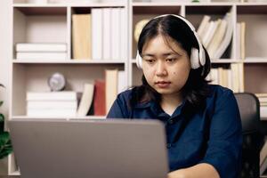 in linea accademia, alunno e donna condotta ricerca su loro laptop, persone opera su desktop nel ufficio. giovane persona utilizza tecnologia e cyberspazio per studiando, preparazione per Università esame. foto