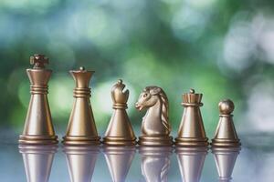 d'oro scacchi impostare, scacchi pezzo, re, Regina, vescovo, cavallo, e torre. foto