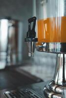 fresco arancia nel un' grande bicchiere brocca, preparare come Fai da te stazione nel prima colazione buffet cibo linea. foto