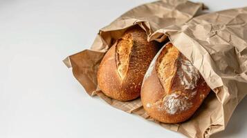 pane nel un' carta Borsa, bianca sfondo. foto