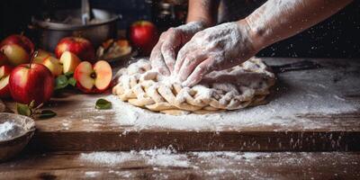 mani accuratamente spruzzatina zucchero al di sopra di un' fatti in casa Mela crostata con maturo frutta su un' di legno tavola foto