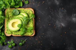 fresco avocado crostini sormontato con verde germogli e semi foto