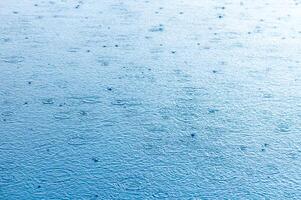 acqua superficie nel il piscina con gocce di pioggia 1 foto