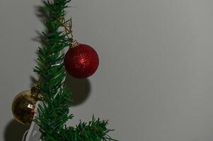 Natale albero decorato con giocattoli su un' bianca sfondo 3 foto