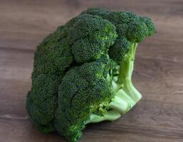 broccoli su un' di legno tavolo nel il cucina 1 foto