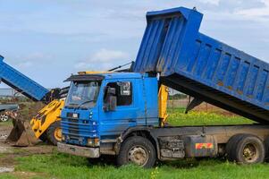 gaziveren Cipro 17.02.2024 cumulo di rifiuti camion a un' costruzione luogo 1 foto