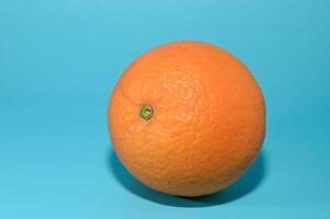 succoso arancia su un' verde sfondo studio tiro 1 foto