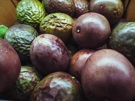 vicino su rugosa passione frutta a un' supermercato. foto