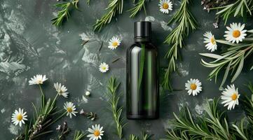 bottiglia di acqua circondato di fiori e erbe aromatiche foto