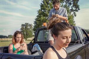 gruppo di amici giocando su inteligente Telefono foto