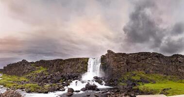 panoramico Visualizza di maestoso cascata nel pingvellir naturale parco foto