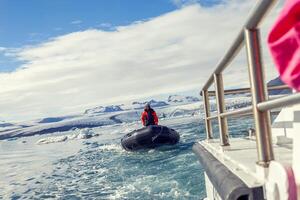 il motore barca andare in barca su il azzurro acque fra il iceberg foto