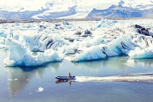 il motore barca andare in barca su il azzurro acque fra il iceberg foto