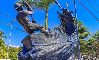 puerto escondido oaxaca Messico 2023 statua scultura pescatore con pesce Fontana nel puerto escondido Messico. foto