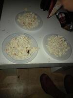 Popcorn nel bianca piatti su un' bianca tavolo foto