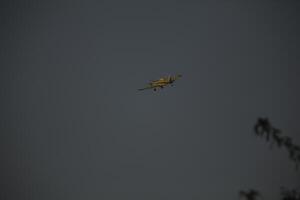aria trattore at-802 fuoco combattente aereo mette su un' foresta fuoco foto