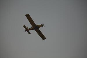 aria trattore at-802 fuoco combattente aereo mette su un' foresta fuoco foto