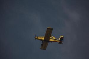 aria trattore at-802 fuoco combattente aereo mette su un' foresta fuoco foto