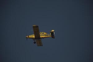 aria trattore at-802 fuoco combattente aereo mette su un' foresta fuoco foto