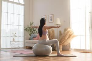 salutare incinta donna esercizio e fare prenatale yoga, meditazione, Lavorando fuori, yoga, gravidanza concetto. foto