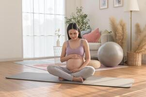 salutare incinta donna esercizio e fare prenatale yoga, meditazione, Lavorando fuori, yoga, gravidanza concetto. foto
