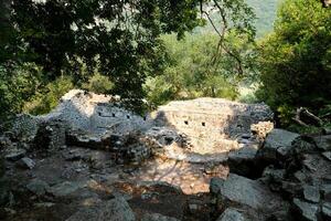 rovine di il grande basilica nel butrinto nazionale parco, butroto, Albania. triconco palazzo a butrinto vita e Morte di un antico romano Casa storico medievale veneziano Torre circondato foto