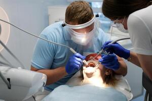 medico scansioni il del paziente denti nel il clinica. il dentista detiene nel il suo mano un' Manuale 3d scanner per il mascella e bocca. dentale Salute. crea un' 3d modello di denti e gengive su un' medico tenere sotto controllo. foto