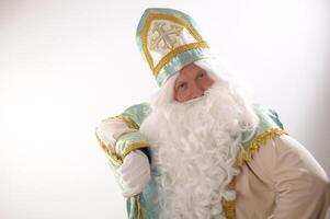 st. Nicholas evoca agitando il suo mani crea Magia gioviale Santa celebra il nuovo anno a casa. Natale vigilia, Santa Claus è ballare il concetto di un' famiglia, figli di vacanza foto