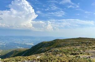 il Visualizza di il massimo montagna nel Portogallo su il città di viana fare castello, voi può anche vedere enorme bianca nuvole su quale voi può Scrivi testo e didascalie, come bene come pubblicità foto