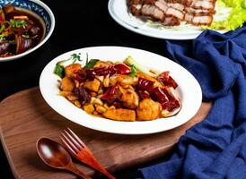 kung pao pollo con cucchiaio e forchetta servito nel piatto isolato su di legno tavola lato Visualizza di Taiwan cibo foto