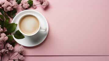 un' tazza di caffè accanto un' vaso di fiori foto